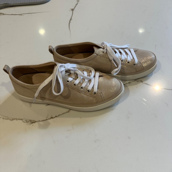 Vionic Winny Low Top Sneaker-Size 9.5 - Picture 3 of 5